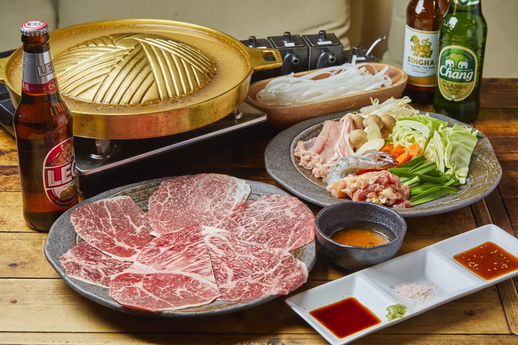 ムーガタセット一式。鍋、近江牛、豚肉、鶏肉、野菜、米麺、タレ