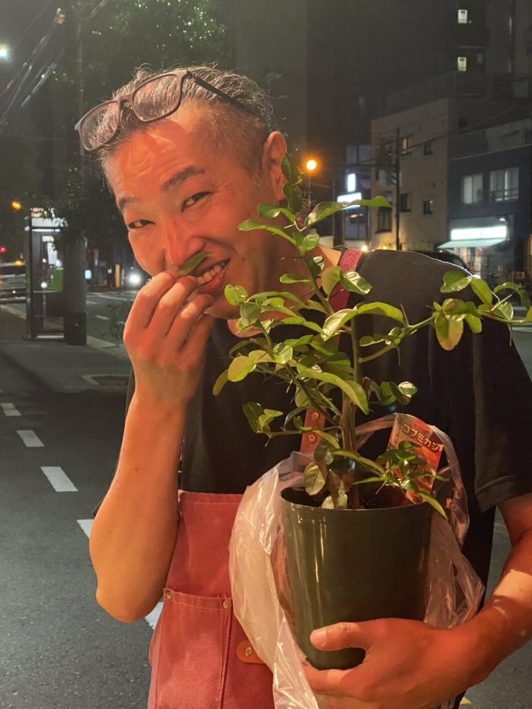 アジアンバルglowの店主がムーガタを食べているところ
