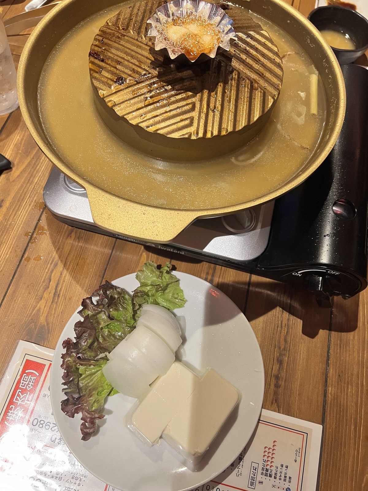 ムーガタに追加する焼き玉ねぎと豆腐、卓上のカセットコンロ