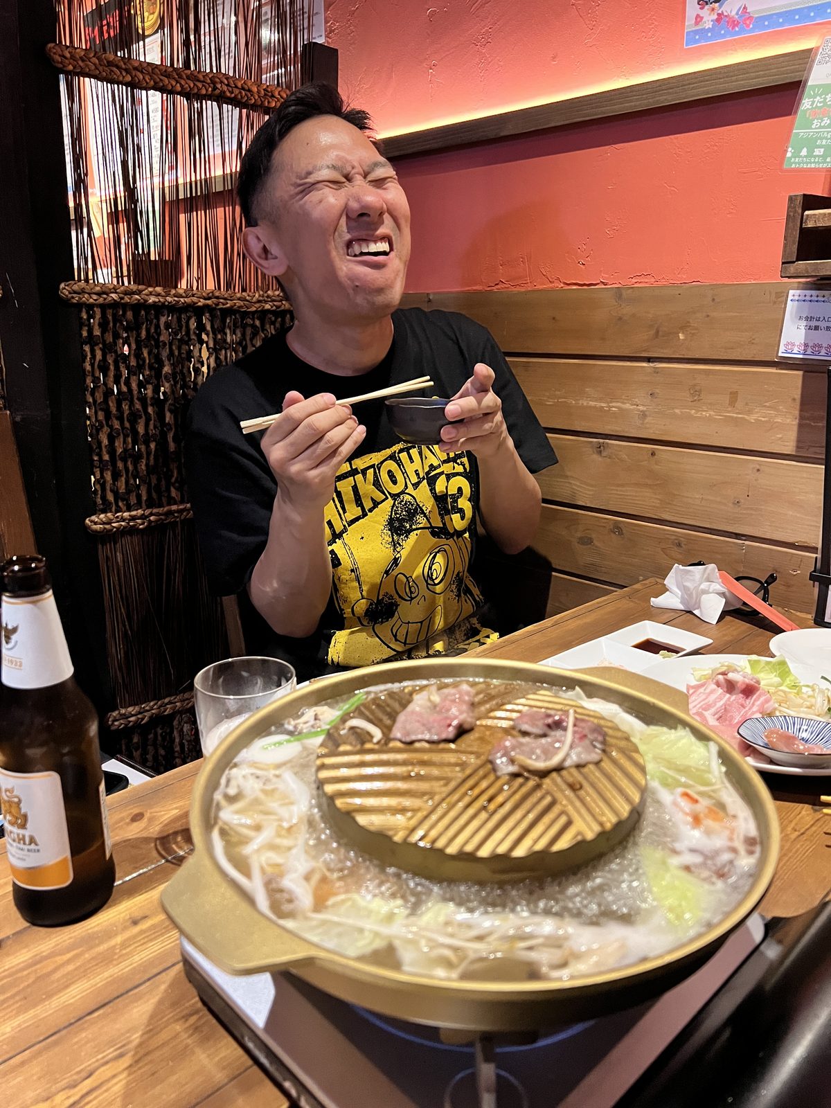 石見ポークをオリジナルハーブダレで味わい笑顔になる露の新幸さん