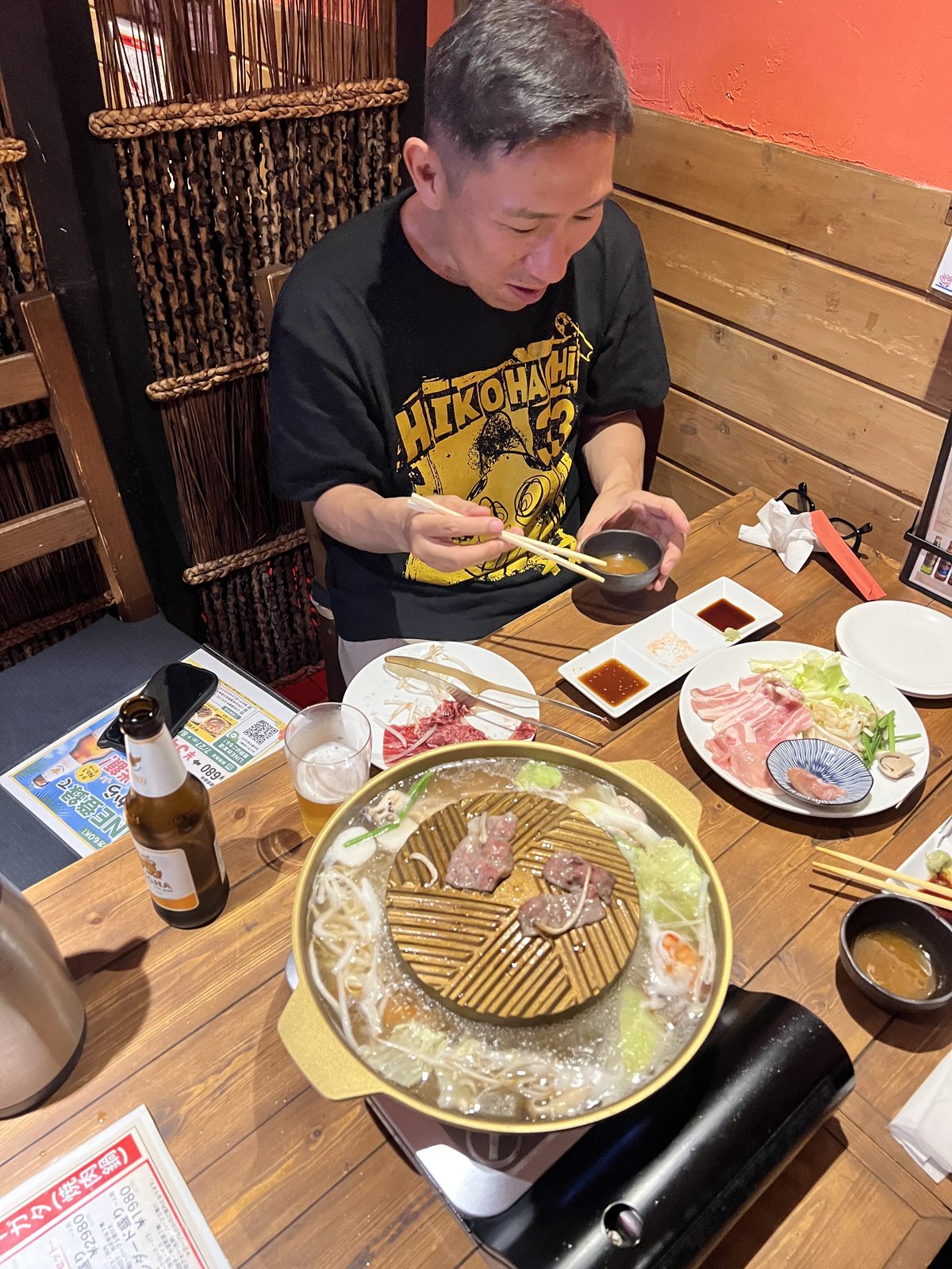 近江牛を専用ダレにくぐらせる露の新幸さん（アジアンバルglowのプレミアムムーガタ）