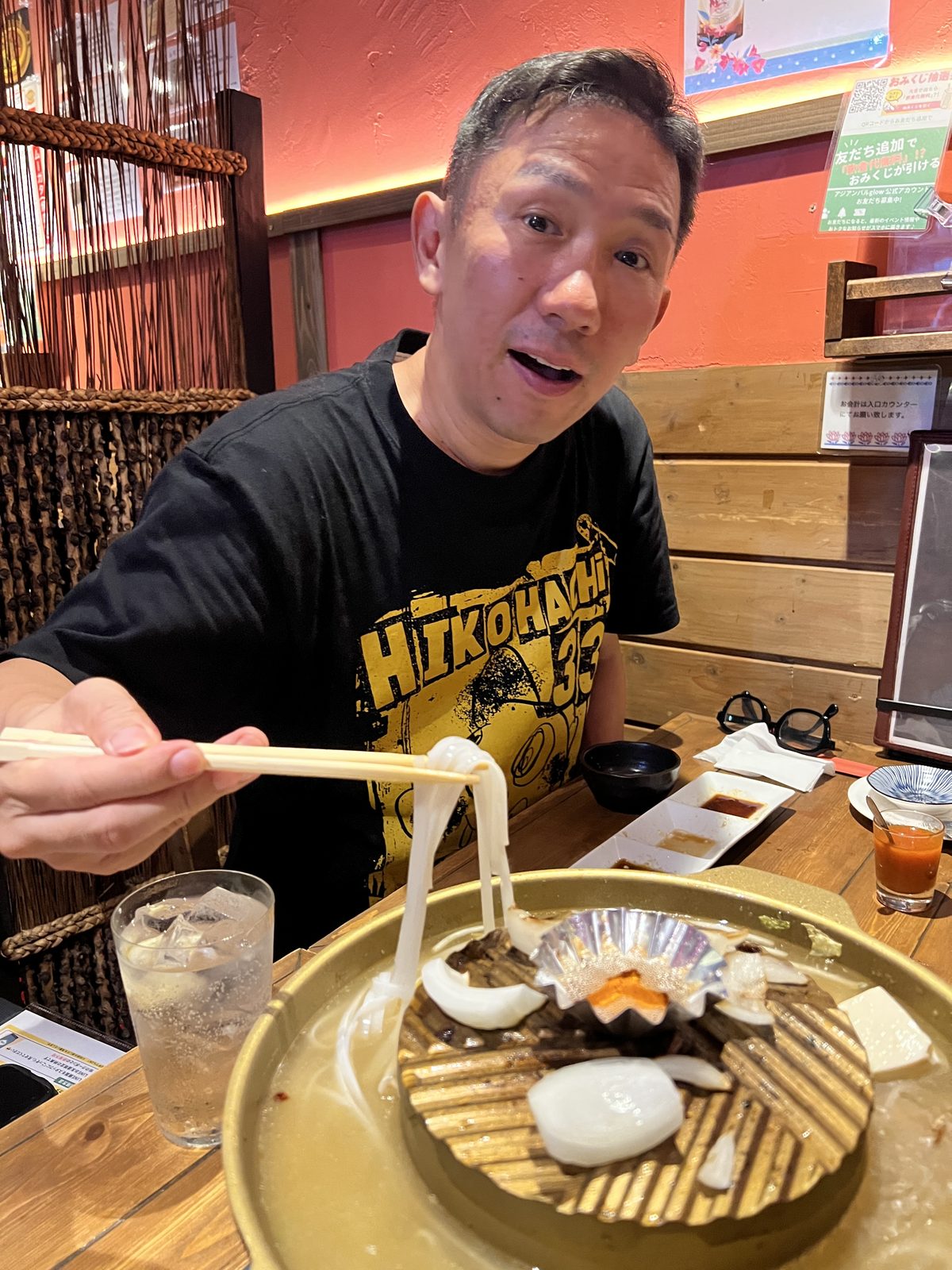 旨みの染みた〆のフォーを持ち上げる露の新幸さん