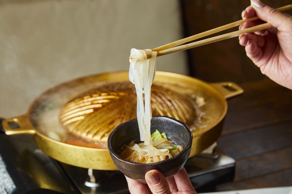 ムーガタのまわりのスープで具材が煮えているところ