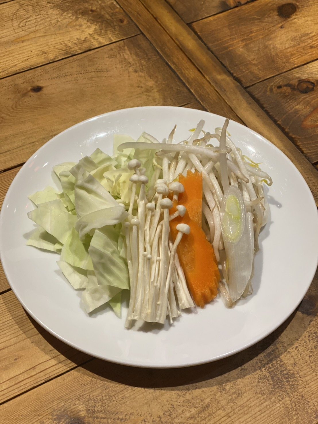 アジアンバルglowのムーガタ用野菜盛り（キャベツ・えのき・にんじん・もやし・玉ねぎ）